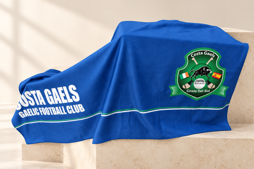 Textil azul personalizado con el escudo de Costa Gaels.