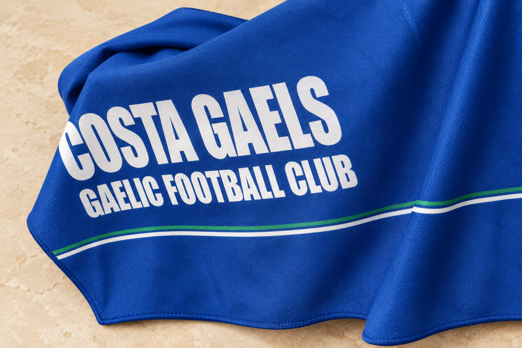 Detalle de la impresión Costa Gaels sobre el textil azul.