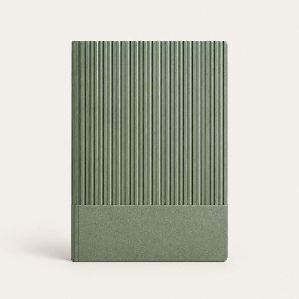 Cuaderno A5 verde con cubierta texturizada.